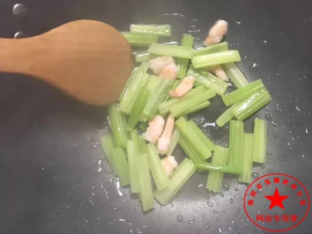 介紹幾個(gè)蝦做的催乳菜。坐月子應(yīng)該怎么吃？社旗月嫂培訓(xùn)哪家好？
