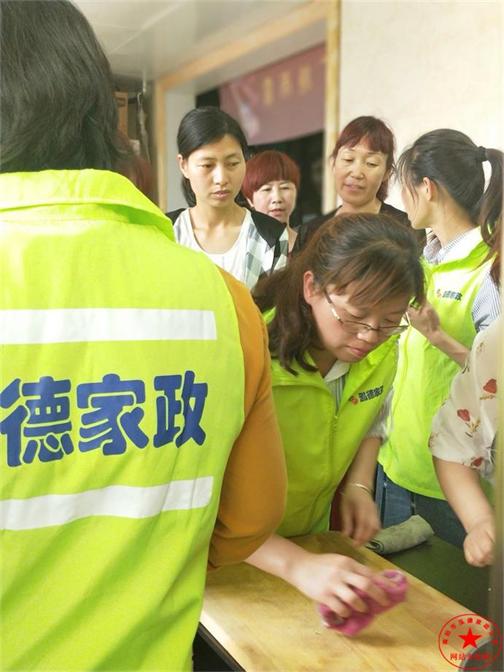 抱寶寶的正確姿勢。油田月嫂培訓哪家好？油田家政公司哪家專業(yè)？